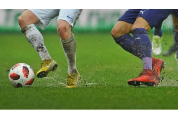 これぞ「泥サッカー」すごいピッチでの試合映像がおもしろい 画像