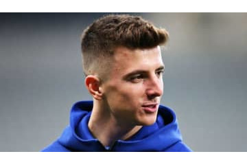 マウント、これマジ映像？「2つのボールを同時に穴へ」蹴り込む 画像