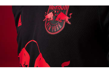 NYレッドブルズ、鮮烈すぎる新ユニフォームを発表！人気プロゲーマーもモデルに 画像