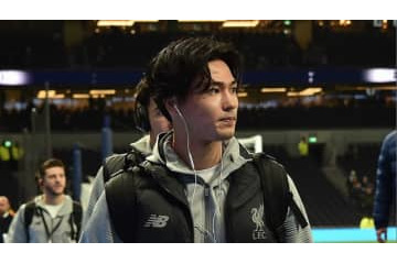 南野拓実、リヴァプールを満喫！あの「伝説バンド像」に会う 画像