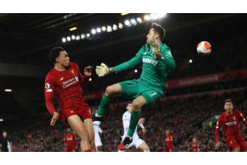 リヴァプール、ひやひやで勝つ…相手GKが頭抱えた「衝撃ミス」がこれ 画像