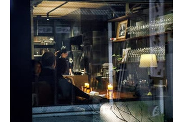 洒落た男女が酔いしれる夜は、袋小路の灯りの中で体験する刺激的なペアリングで！ 画像