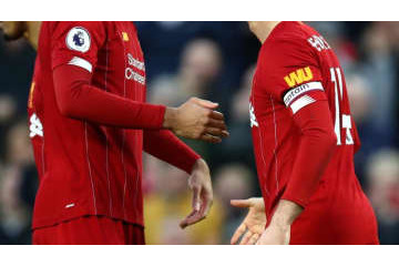 新型コロナ対策！リヴァプールU-19が握手封印…相手選手との「肘タッチ」がこれ 画像