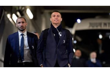 新型コロナで無観客…ロナウドがやった「無人エアハイタッチ」がこれ 画像