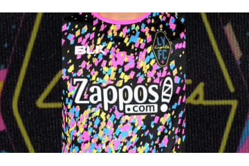 不夜城ラスベガスのチーム、「夜のネオン」な新ユニフォームが登場！ 画像