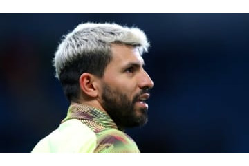 隔離中のアグエロと小型犬、サッカーで勝負するとこうなる 画像