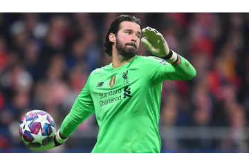 リヴァプールGKアリソンがロナウド化した「鬼すぎる強肩」がこれ 画像