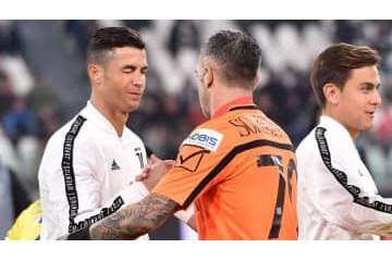 ロナウド、ユニ交換の約束を破った…41歳GKが明かす「負けず嫌いエピソード」 画像