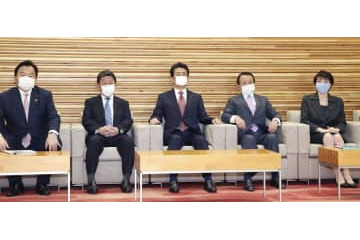 首相と全閣僚、マスクで閣議 画像