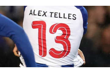 「背番号13」なのに攻撃力が鬼だった4人のサイドバック 画像