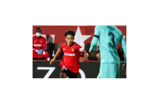 久保建英にボールは譲らん！至宝デヨングの「鬼スライディング」がえぐい