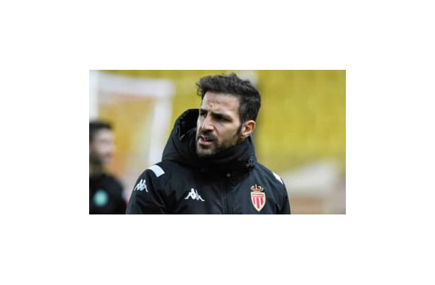 セスク 「人種差別ファンはバカ、刑務所行きにしろ」