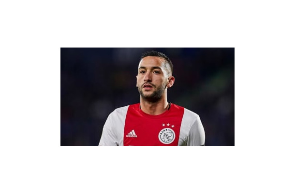 チェルシー加入のジヤシュ、少年にユニ渡してピース！満面の笑みがかわいい