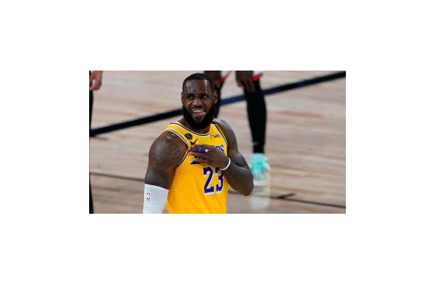 リヴァプールのNIKE新ユニ、レブロン・ジェームズが着るとこうなる