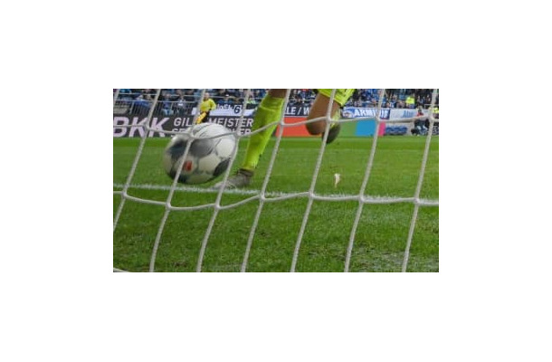 前線上がったGK、起死回生のゴール！→戻れずロングシュート決められて負ける