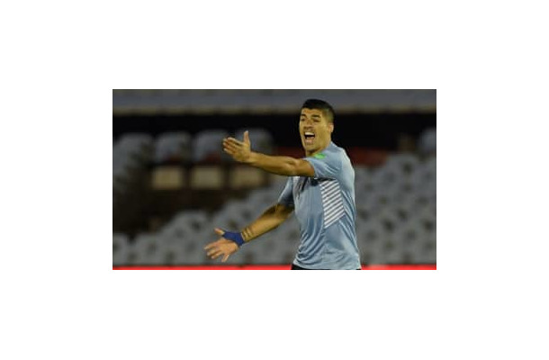 スアレスも抗議！W杯予選のVARで「重大誤審」…審判が無期限停止処分