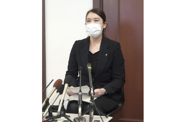 京都市役所で記者会見する豊田恵美市議＝13日午前