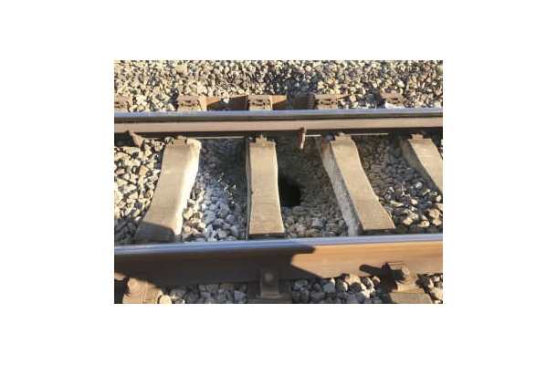 バラスト（砕石）が陥没し、線路の下に開いた直径約50センチの穴＝13日午後、横浜市港北区の東急東横線日吉―元住吉間（東急電鉄提供）
