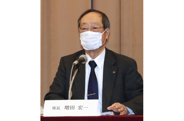 記者会見する文科省の専門家会議の増田宏一座長＝13日午後、東京都千代田区