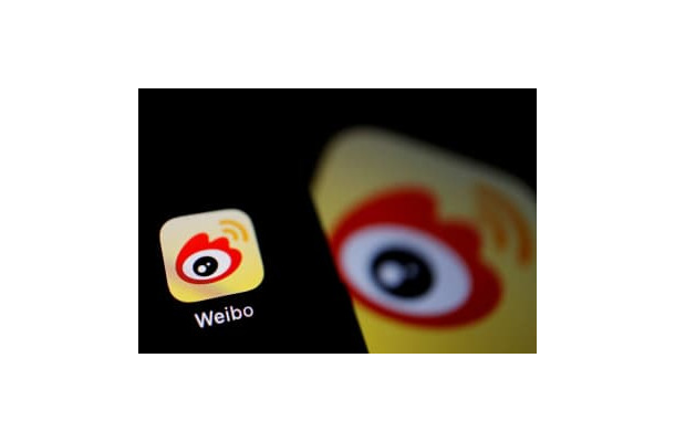 スマートフォンの画面に表示された「微博（ウェイボ）」アプリのロゴ（ロイター＝共同）