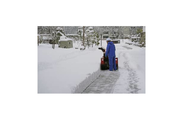 富山市内の公園で行われる除雪作業＝14日午後