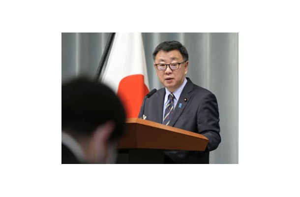 記者会見する松野官房長官＝18日午前、首相官邸