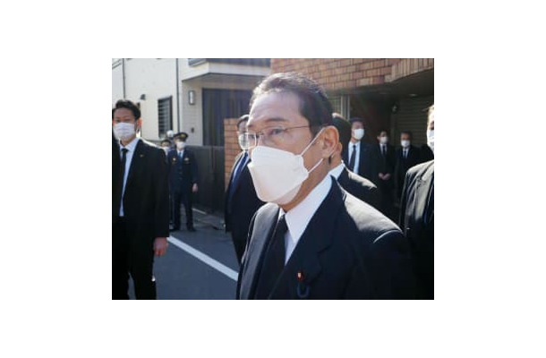 石原慎太郎元東京都知事の自宅を弔問し、記者団の取材に応じる岸田首相＝5日午前、東京都大田区