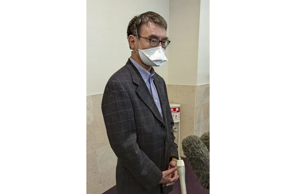 記者団の取材に応じる自民党の河野太郎広報本部長＝5日午後、新潟市