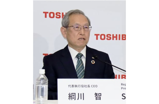 オンラインで記者会見する東芝の綱川智社長＝7日（同社提供）