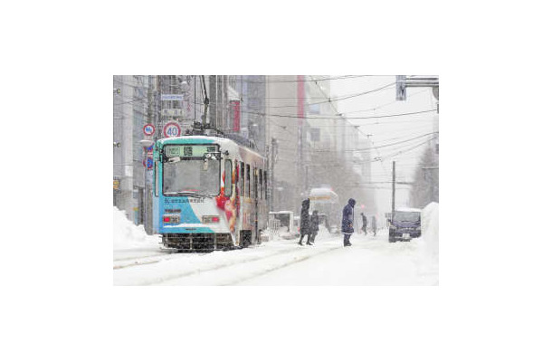 雪が降りしきる札幌市中心部＝22日午後