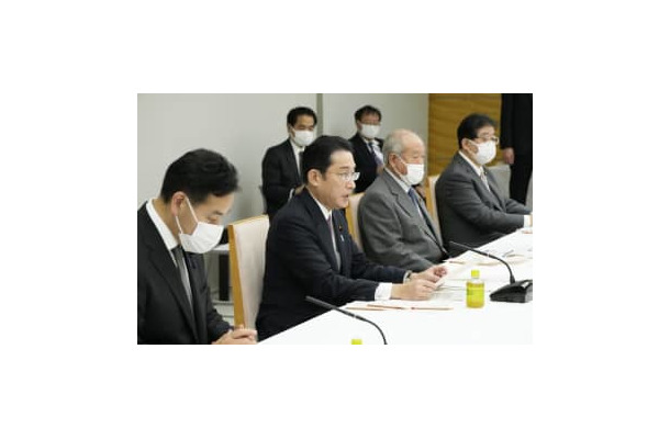 経済財政諮問会議であいさつする岸田首相（左から2人目）＝3日午後、首相官邸
