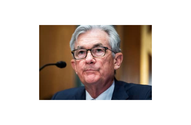 米議会上院で証言するFRBのパウエル議長＝3日、ワシントン（ロイター＝共同）