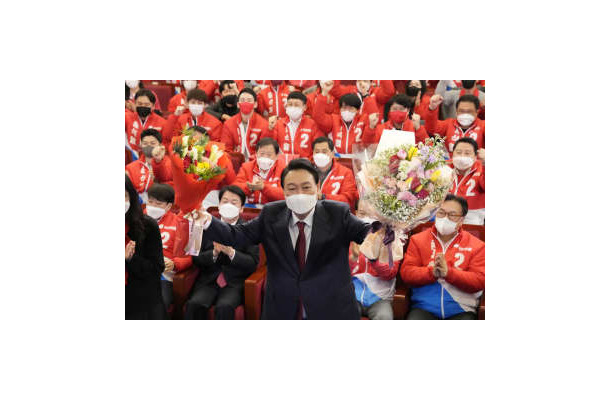 10日、韓国大統領選に勝利し花束を手にする「国民の力」の尹錫悦氏＝ソウル（共同）