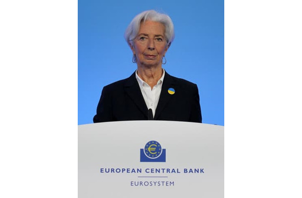 記者会見するECBのラガルド総裁＝10日、ドイツ・フランクフルト（ロイター＝共同）