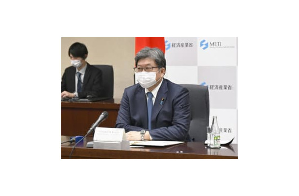 G7のエネルギー相会合にオンラインで出席する萩生田経産相＝10日夜、経産省