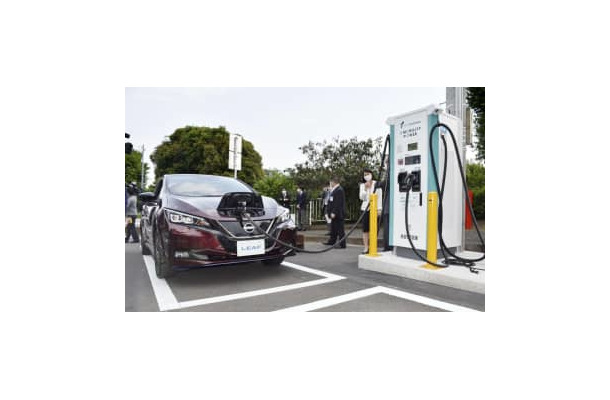 横浜市に設置された充電器と電気自動車＝昨年6月