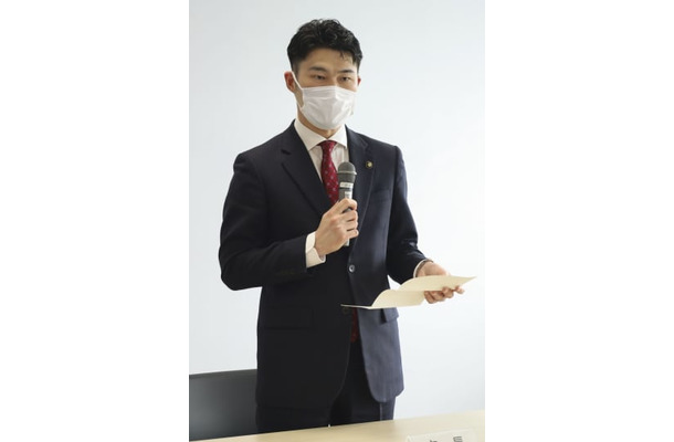 広島県三原市が設置した人権施策推進協議会の会合で発言する岡田吉弘市長＝28日午後、三原市役所