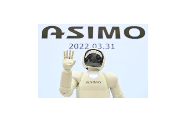 最後の実演を終え、記念撮影するホンダの人型ロボット「ASIMO（アシモ）」＝31日午後、東京都港区