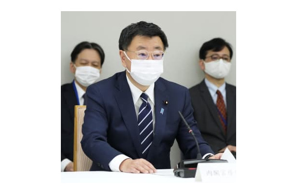 ウクライナからの避難民支援に関する省庁間連絡調整会議であいさつする松野官房長官＝1日午前、首相官邸