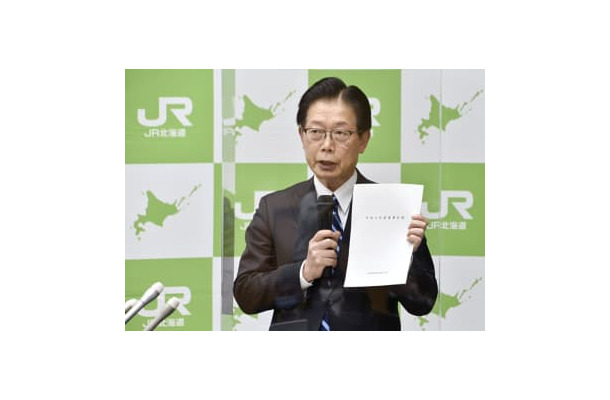 記者会見するJR北海道の島田修社長＝1日午後、札幌市