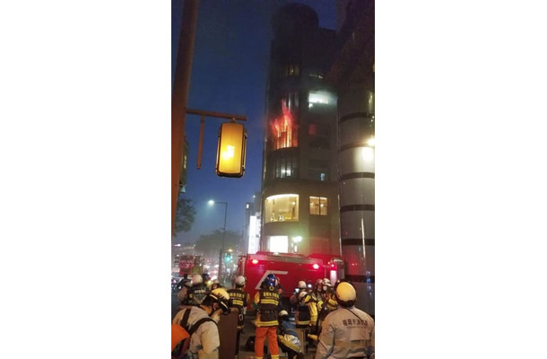 炎が上がる焼き肉店「大東園本店」の火災現場＝9日夜、福岡市博多区上川端町（住民提供）