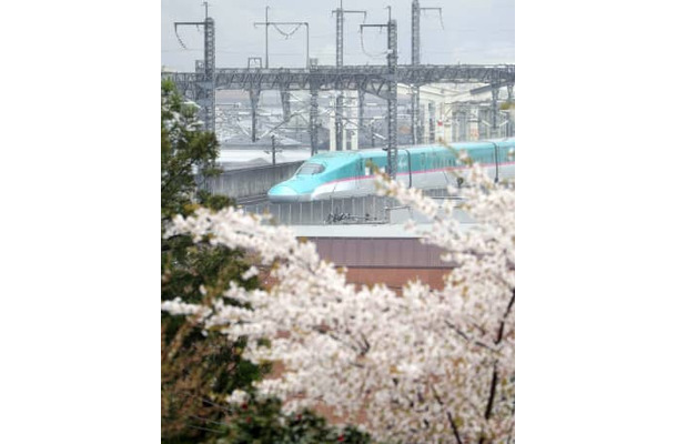 全線で運転再開し、JR白石蔵王駅付近を走行する東北新幹線の車両＝14日午前9時35分、宮城県白石市