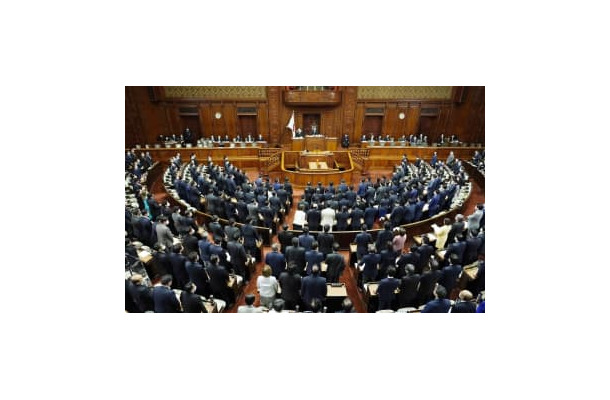 「文書通信交通滞在費」の日割り支給や名称変更を盛り込んだ法改正案を可決した衆院本会議＝14日午後