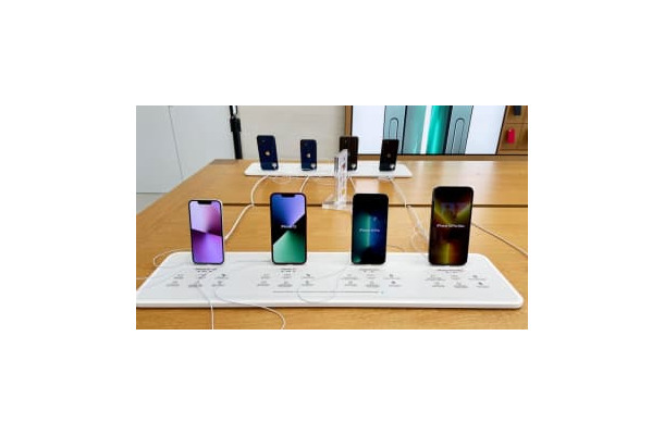 アップルのスマートフォン「iPhone13」シリーズ＝2日、東京都渋谷区