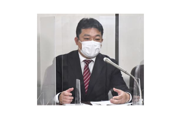 東京地裁判決を受け、記者会見する加藤尚徳さん＝15日午後、東京・霞が関の司法記者クラブ