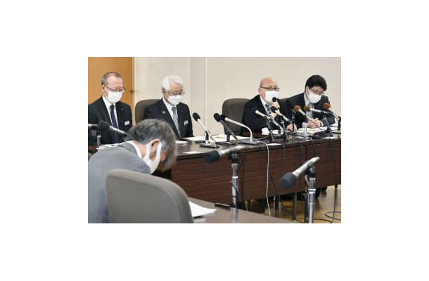 記者会見する第三者委員会の辻本純成委員長（右から2人目）＝15日午後、北海道旭川市