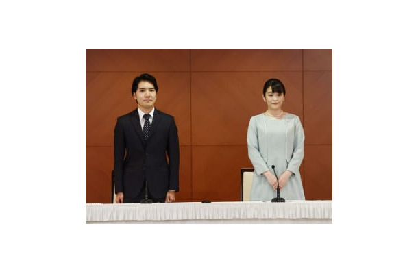 昨年10月、結婚の記者会見が終わり、あいさつする小室圭さんと眞子さん＝東京都内のホテル