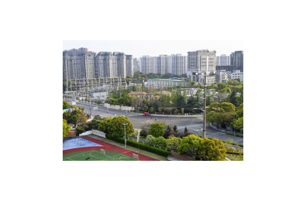 6日、都市封鎖が続き、人影が消えた中国上海市内（共同）