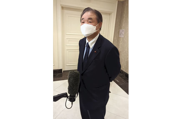 記者団の取材に応じる自民党の遠藤利明選対委員長＝18日午前、松山市