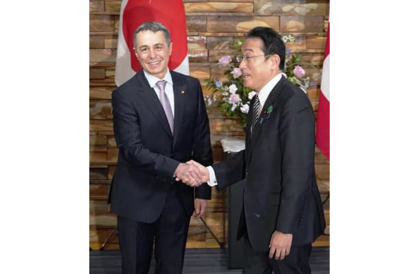 スイスのカシス大統領兼外相（左）との会談を前に握手する岸田首相＝18日午後、首相官邸